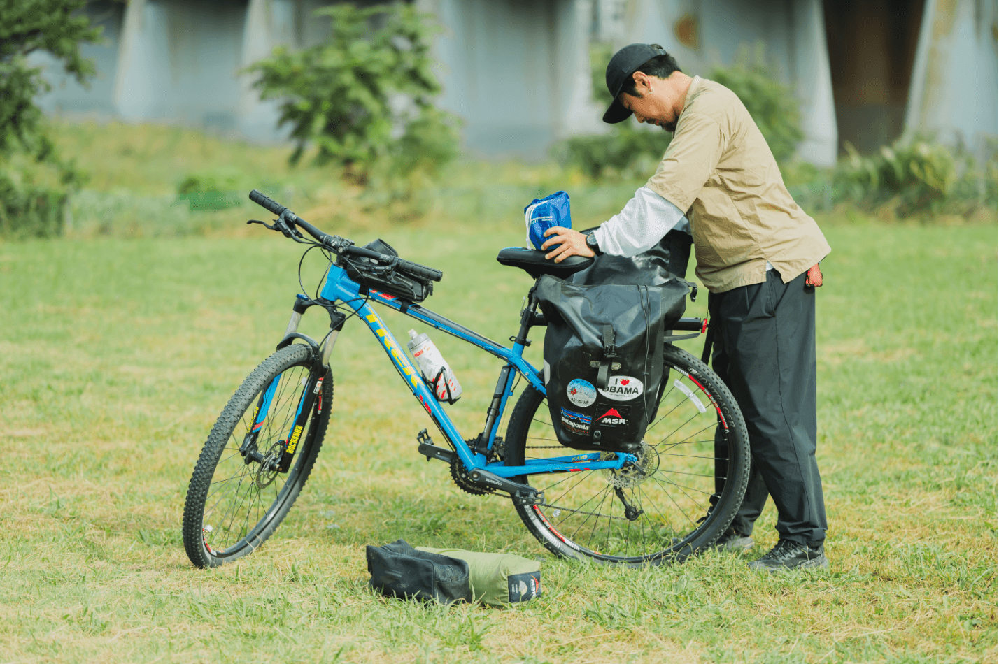 人気のない原っぱに自転車を止め