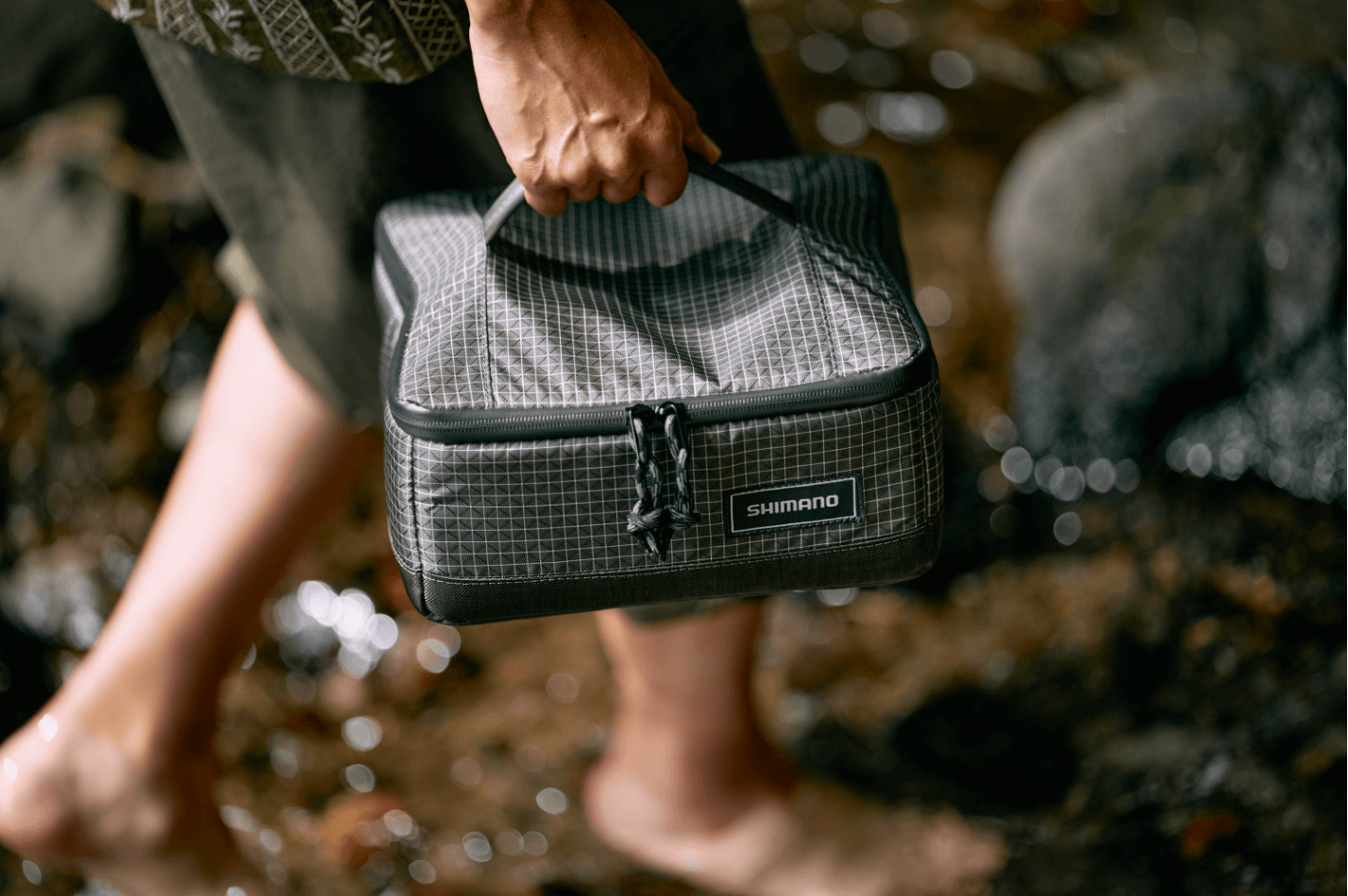 昼下がりの渓流を眺めて