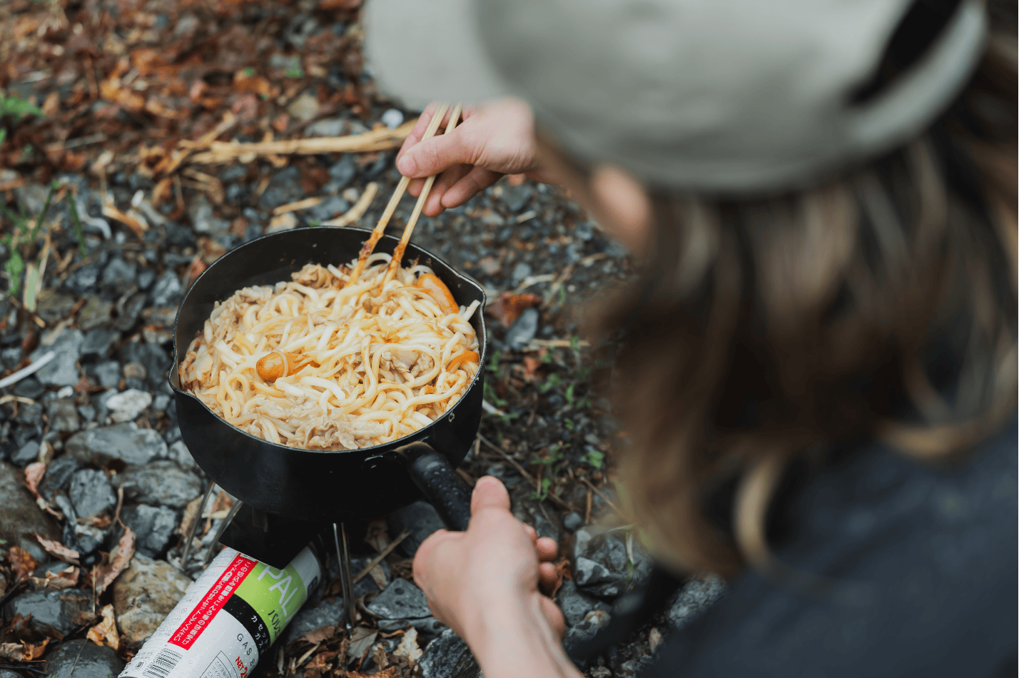 バーナーで焼きうどんを調理する