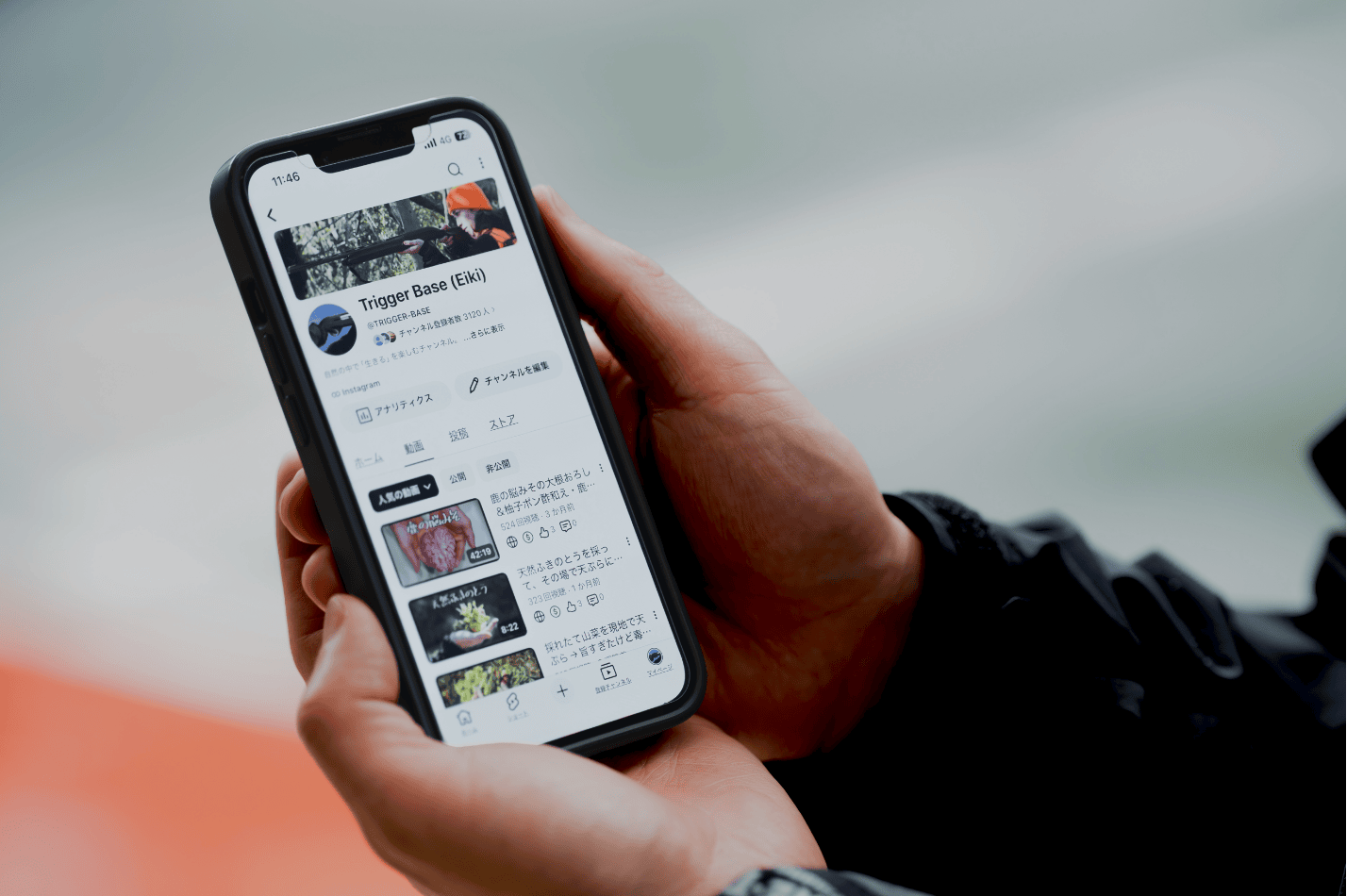 スマートフォンでTRIGGER BASEのSNSを確認する