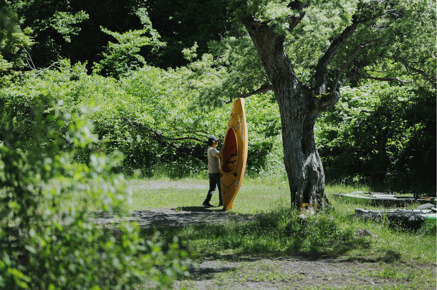 カヤックを担いで湖畔へ運ぶ