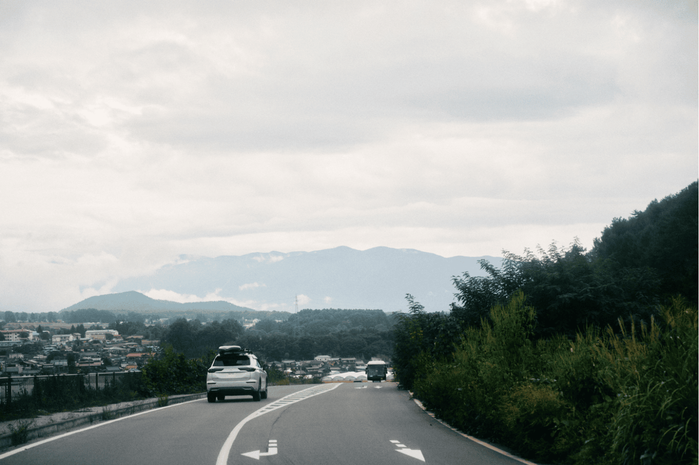 山へと続く道